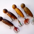 *Wobbler s ope�en�m trojh��kem, 70 mm, 10 g. R�zn� odst�ny.
