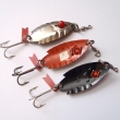 �ERVENOO�KA, shora druh 2025, velikost l�i�ky 45 mm, v�ha cca 8,30 g. T�pytka rybkovit�ho tvaru, s �erven�m um�lohmotn�m o�kem, s vroubkovit�m povrchem. Niklovan�, spodn� strana �erven� nebo �ern� lakovan�. Nesignov�no nebo signace RYNA. V�robce ZNAK HK.