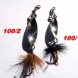 VYDRA, zleva druh 100/2, velikost lžičky 38 mm, váha 3,66 g a druh 100/1, velikost lžičky 28 mm, váha 2,12 g. Pstruhová třpytka úzkého tvaru, stočená, montovaná s umělou muškou. Niklovaná. Nesignováno.