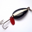 SLAVIA, druh 1045, velikost l�i�ky 40 mm, v�ha 7,90 g. �tikov� t�pytka, obl�ben� u pra�sk�ch ryb���, s trojh��kem. �ern� smaltovan�, pod�l s b�lou vlnovkou. Nesignov�no. V�robce DIK HK.