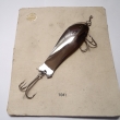 *HEINTZ, druh 1041, velikost l�i�ky 120 mm. Nepostradateln� druh t�pytky rybkovit�ho tvaru. Montovan� s 2 trojh��ky. Niklovan�. Nesignov�no. V�robce DIK HK. Origin�ln� balen� na kart� (cenov� p�ir�ka 3%).