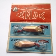 DUNAJEC, druh 1600, velikost l�i�ky 60 mm, v�ha 14,23 g. Lomen� t�pytka rybkovit�ho tvaru, ze siln�ho mosazn�ho plechu. Vrchn� strana s duhov�m efektem. Nesignov�no. V�robce ZNAK HK. Origin�ln� vakuov� balen� na kart�.