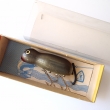 *MYŠKA, druh 2015, 60 mm, 12 g. Dřevěná myška s gumovým ocáskem, v šedém vybarvení, s pohybem přírodní myšky ve vodě, velmi osvědčená při lovu všech dravých ryb. Montovaná s 2 trojháčky. Originální balení v kartonové krabičce. Výrobce ZNAK HK.