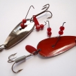 Plandav� t�pytka, velikost l�i�ky 55 mm, zleva v�ha 12,80 g a 13,36 g. �tikov� t�pytka s protiz�chytov�m syst�mkem ur�en� do zarostl�ch vod. Nesignov�no. Niklovan�, spodn� strana �erven� lakovan�. V�robce ZNAK HK.