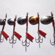 JISKRA, zleva druh 50/1 (velikost l�i�ky 13 mm, v�ha ? g), druh 50/2 (16 mm, ? g), druh 50/3 (22 mm, ? g) a druh 50/4 (28 mm, ? g). Nej��dan�j�� druh pstruhov� a okounov� t�pytky l�i�kov�ho tvaru, s trojh��kem. Niklovan� a m�d�n� (? g). Nesignov�no.
