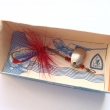 *METUJE (Metuj), druh 30/1, velikost l�i�ky 13 mm, 1,16 g. V�te�n� pstruhov� a bolenov� t�pytka s vym�nitelnou velkou vl��ec� mu�kou, v�zanou na jednoh��ku. Niklovan�. Nesignov�no. V�robce ZNAK HK. Origin�ln� balen� v kartonov� krabi�ce.