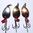 Plandav� t�pytka typu S�zava 6, velikost l�i�ky 40 mm. L�i�kov� t�pytka bez �upinek, vhodn� pro lov v�ech drav�ch ryb. Zleva niklovan� (8,47 g), mosazn� (8,32 g) a m�d�n� (7,51 g). Spodn� strana niklovan� nebo mosazn�. Nesignov�no. V�robce ZNAK HK.